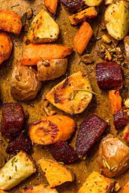 Ev yapımı Sonbahar Kızarmış Kök Sebzeleri Patates ve Havuçlu