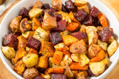 Ev yapımı Sonbahar Kızarmış Kök Sebzeleri Patates ve Havuçlu