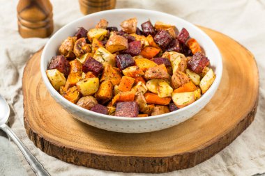 Ev yapımı Sonbahar Kızarmış Kök Sebzeleri Patates ve Havuçlu