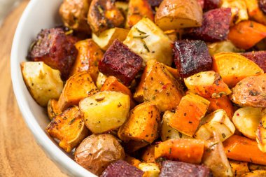Ev yapımı Sonbahar Kızarmış Kök Sebzeleri Patates ve Havuçlu