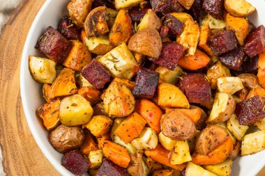 Ev yapımı Sonbahar Kızarmış Kök Sebzeleri Patates ve Havuçlu