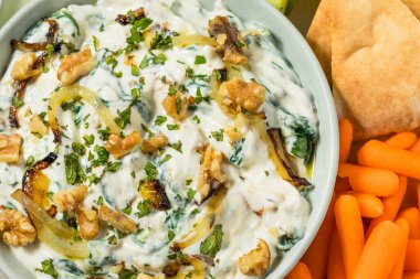 Ev yapımı İran Borani soslu soğan, ceviz ve yoğurt.