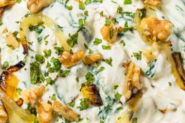 Ev yapımı İran Borani soslu soğan, ceviz ve yoğurt.