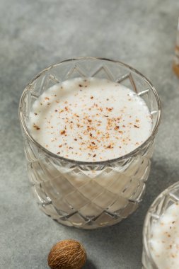 Yılbaşı için kremalı soğuk alkolsüz rom ve Nutmeg kokteyli.