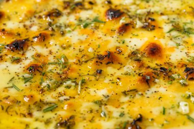 Sıcak fırınlanmış Fontina peyniri, bitkilerle batırılmış sarımsak ve kızarmış ekmek.