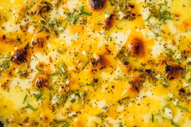 Sıcak fırınlanmış Fontina peyniri, bitkilerle batırılmış sarımsak ve kızarmış ekmek.