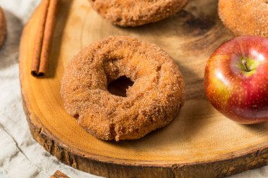 Tarçın ve şekerli ev yapımı elma şarabı çörekleri.