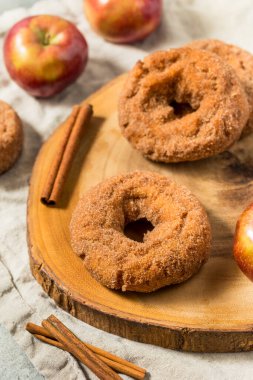 Tarçın ve şekerli ev yapımı elma şarabı çörekleri.