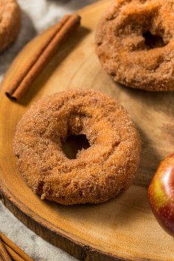 Tarçın ve şekerli ev yapımı elma şarabı çörekleri.