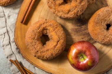 Tarçın ve şekerli ev yapımı elma şarabı çörekleri.