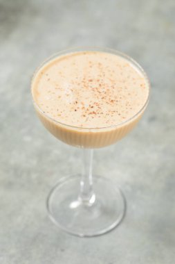 Soğuk Alkollü Brendi Alexander Nutmeg ve Kremalı Kokteyl