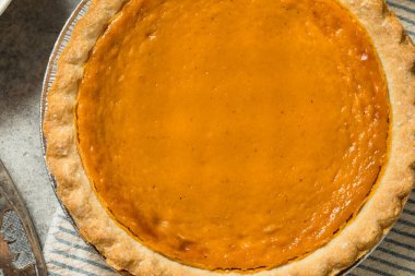 Ev yapımı Şükran Günü Balkabağı Turtası Dilimlenmeye Hazır