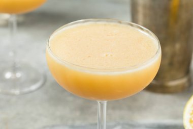 Soğuk Ayyaş Viski Canlandırıcı Papatya Kokteyli ve Limon şurubu