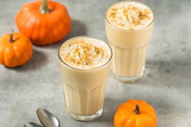 Krem şantili ev yapımı balkabaklı milkshake.