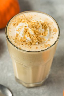 Krem şantili ev yapımı balkabaklı milkshake.