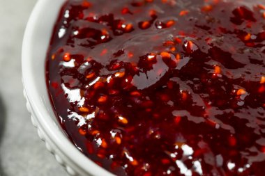 Ev yapımı kırmızı ahududu reçeli kasede.