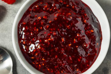 Ev yapımı kırmızı ahududu reçeli kasede.