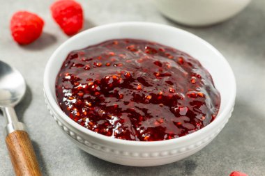 Ev yapımı kırmızı ahududu reçeli kasede.