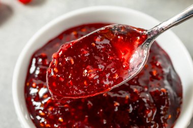 Ev yapımı kırmızı ahududu reçeli kasede.