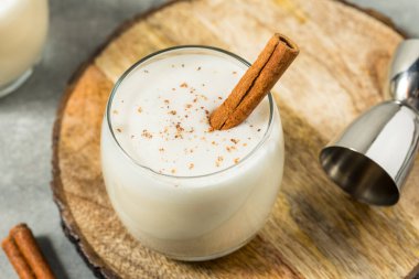 Tarçın ve Rom ile Ev Yapımı Beyaz Noel Eggnog