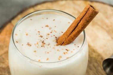 Tarçın ve Rom ile Ev Yapımı Beyaz Noel Eggnog