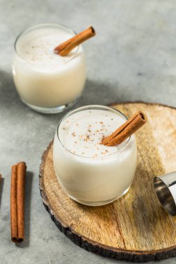 Tarçın ve Rom ile Ev Yapımı Beyaz Noel Eggnog