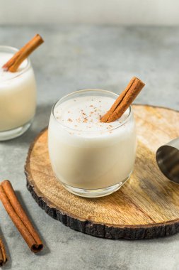 Tarçın ve Rom ile Ev Yapımı Beyaz Noel Eggnog