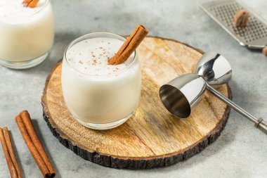 Tarçın ve Rom ile Ev Yapımı Beyaz Noel Eggnog