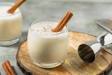 Tarçın ve Rom ile Ev Yapımı Beyaz Noel Eggnog