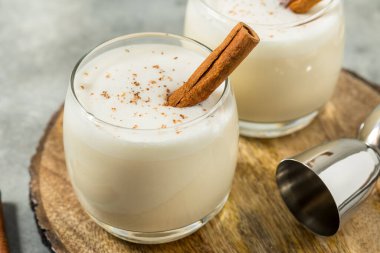 Tarçın ve Rom ile Ev Yapımı Beyaz Noel Eggnog