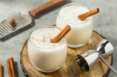 Tarçın ve Rom ile Ev Yapımı Beyaz Noel Eggnog