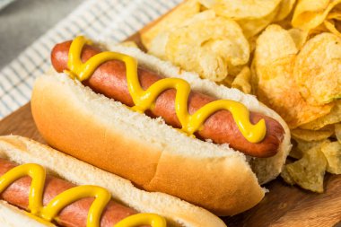 Hardal ve Cips ile Ev Yapımı Haşlanmış Sosisliler