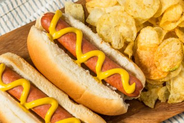 Hardal ve Cips ile Ev Yapımı Haşlanmış Sosisliler