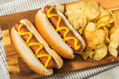 Hardal ve Cips ile Ev Yapımı Haşlanmış Sosisliler