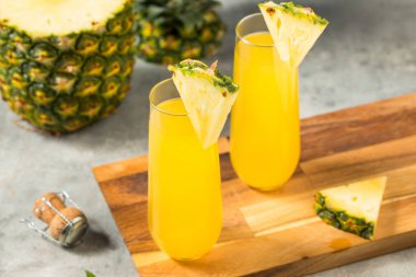 Şampanyalı soğuk serinletici Hwaiian Pineapple Mimosa