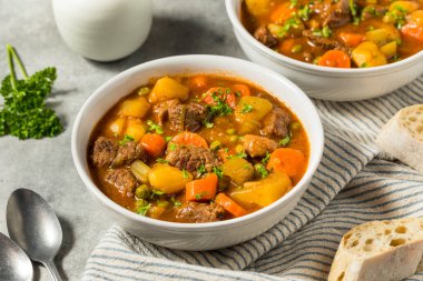 Havuçlu ve patatesli ev yapımı İrlanda bifteği.