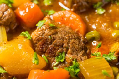 Havuçlu ve patatesli ev yapımı İrlanda bifteği.