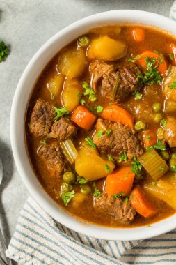 Havuçlu ve patatesli ev yapımı İrlanda bifteği.