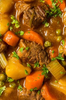 Havuçlu ve patatesli ev yapımı İrlanda bifteği.
