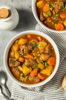 Havuçlu ve patatesli ev yapımı İrlanda bifteği.