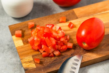 Kesme tahtasında İşlenmemiş Kırmızı Organik Domatesler