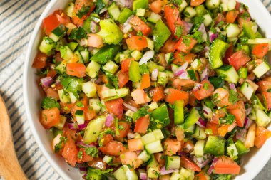 Salatalık, domates ve soğanlı ev yapımı İran Şiraz Salatası.