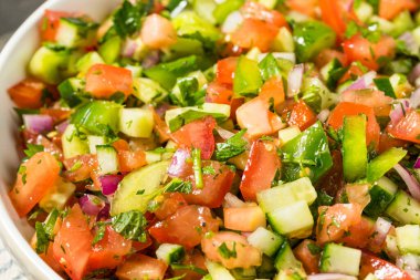Salatalık, domates ve soğanlı ev yapımı İran Şiraz Salatası.