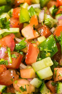 Salatalık, domates ve soğanlı ev yapımı İran Şiraz Salatası.