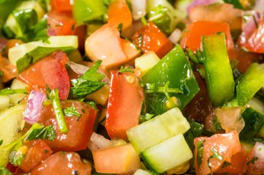 Salatalık, domates ve soğanlı ev yapımı İran Şiraz Salatası.