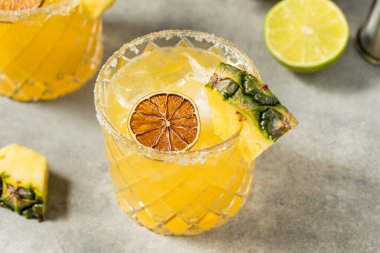 Soğuk alkollü Pineapple Margarita ve tuz ve tekila.