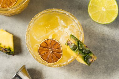 Soğuk alkollü Pineapple Margarita ve tuz ve tekila.