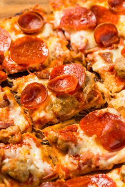 Ev yapımı Meyhane Meat Lovers Pizza Pepperoni ve Sosisli