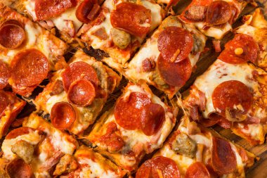 Ev yapımı Meyhane Meat Lovers Pizza Pepperoni ve Sosisli