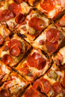 Ev yapımı Meyhane Meat Lovers Pizza Pepperoni ve Sosisli
